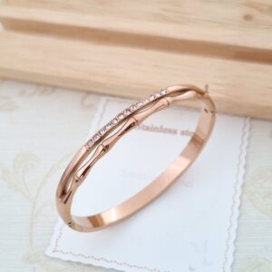 Rose Gold Twisted Band Bracelet with CZ Stones – Anti-Tarnish Stainless Steel